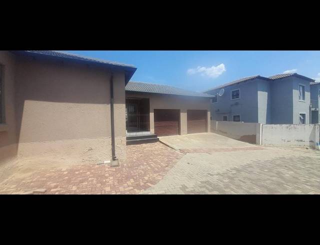 3 BEDROOM HOUSE FOR SALE IN COSMO CITY